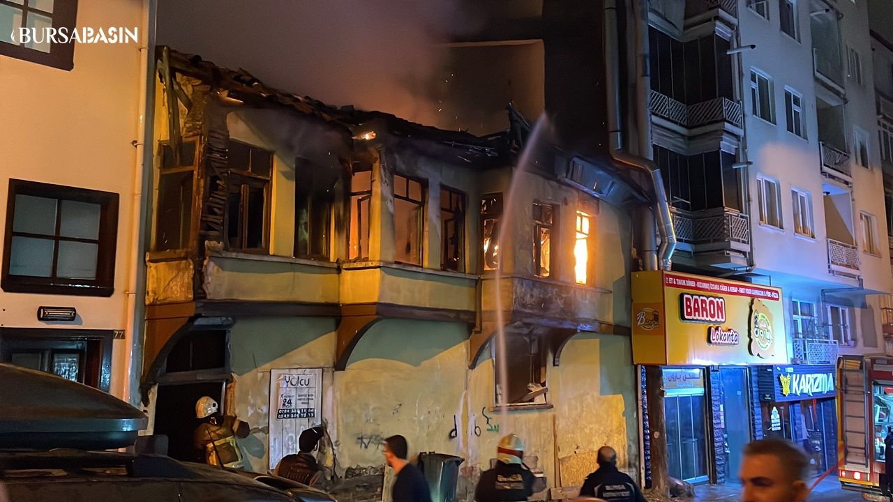 Bursa Osmangazi'de ahşap binada çıkan yangın söndürüldü