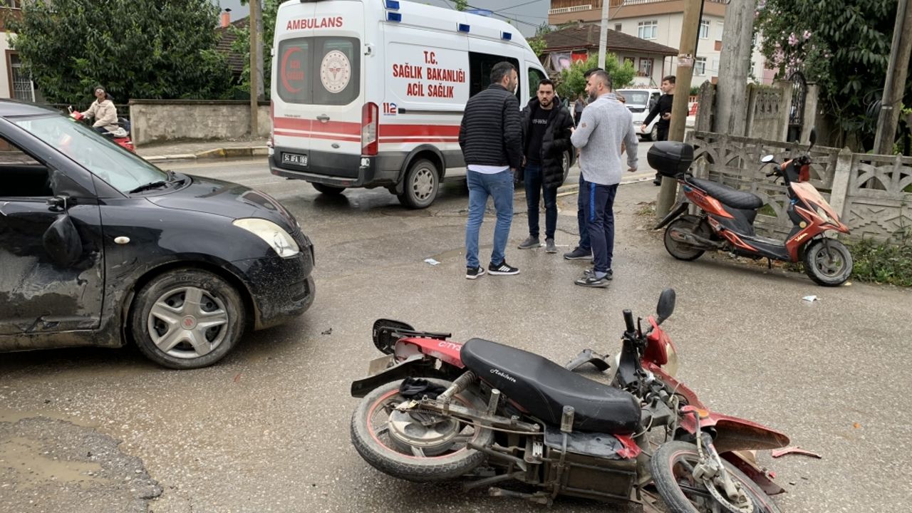 Akyazı'da otomobille çarpışan elektrikli bisikletin sürücüsü yaralandı