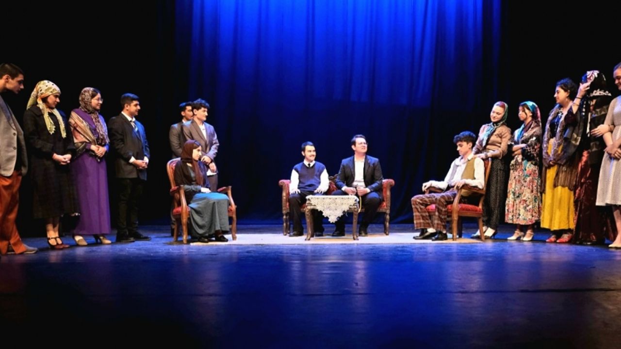 Bursa Devlet Tiyatrosunda eğitim alan gençler "Türkmen Düğünü" oyunuyla mezun olacak