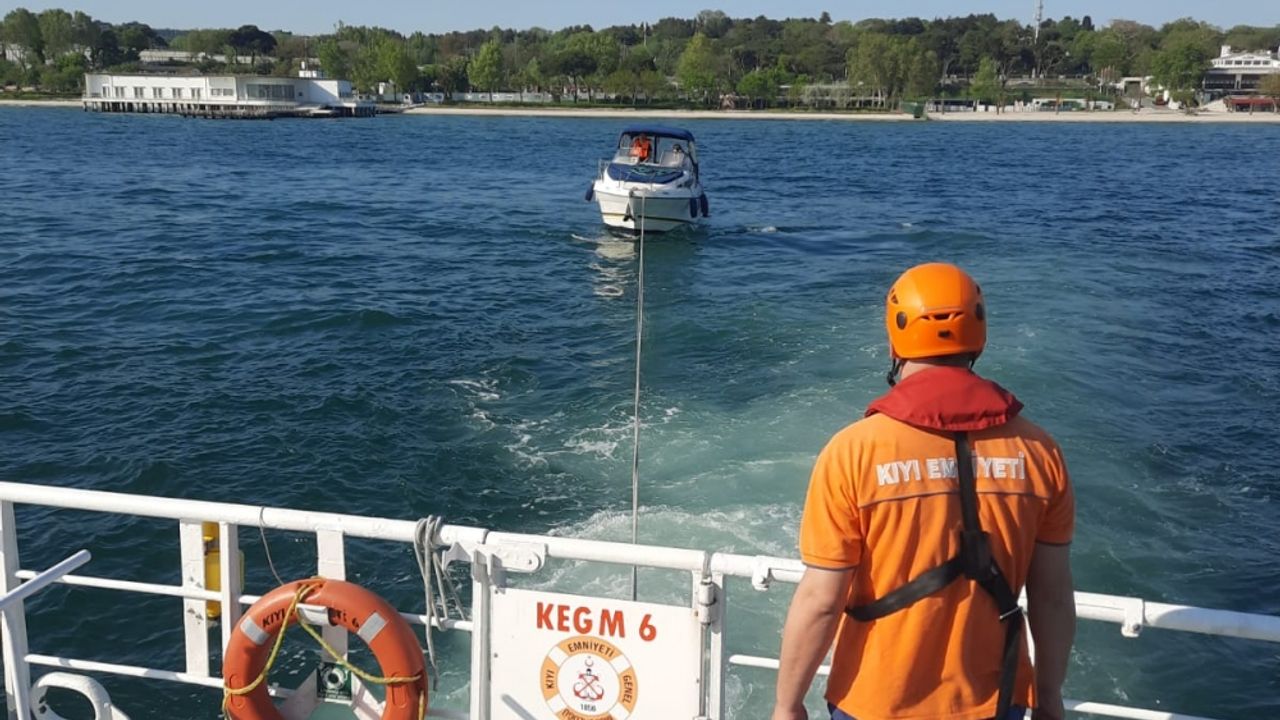 Florya açıklarında sürüklenen tekne kurtarıldı