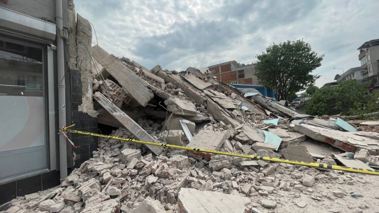 Bursa'da 4 katlı binanın enkazı kontrollü yıkım sırasında caddeye devrildi