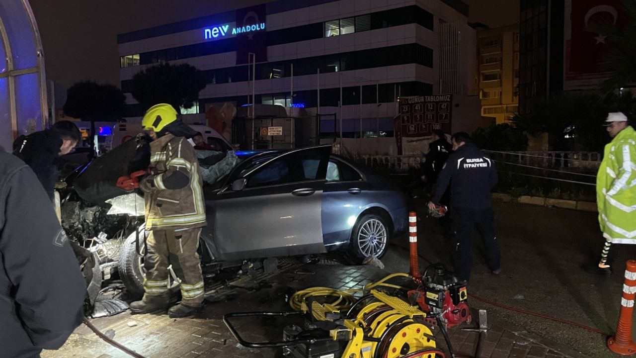 GÜNCELLEME - Bursa'da metro hattının duvarına çarpan otomobildeki 3 kişi öldü