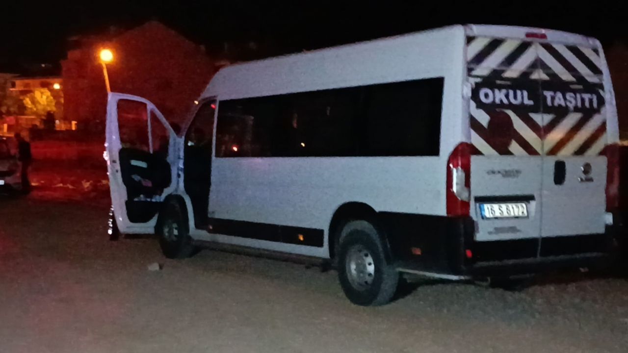 İnegöl'de polisin "dur" ihtarına uymayan sürücü minibüsle ekip aracına çarptı