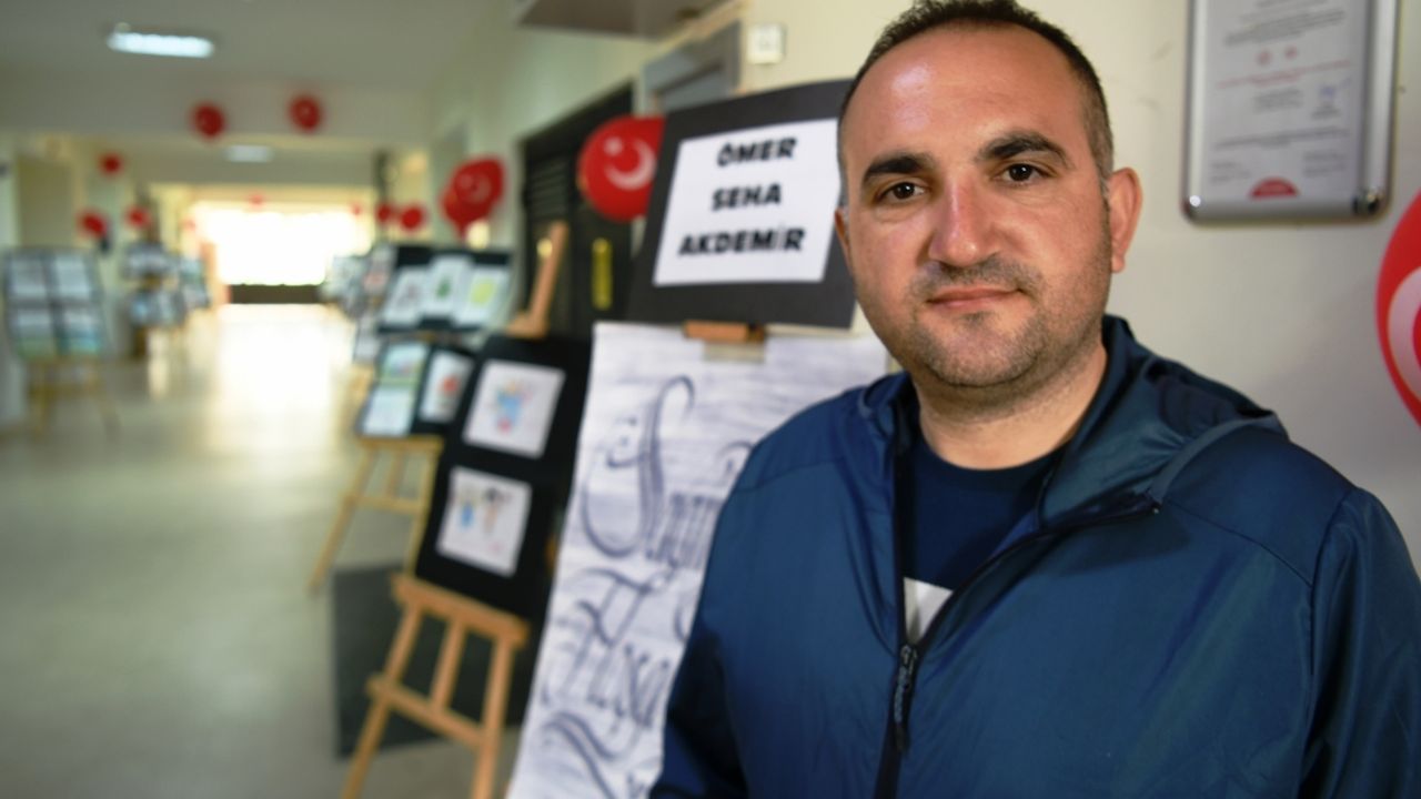 Lapseki'de otizmli öğrencinin resimleri okulunda sergileniyor