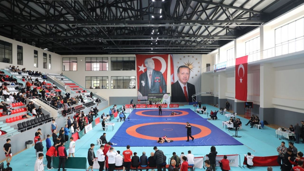 Marmara Bölgesi okul sporları güreş müsabakaları Akyazı'da yapıldı