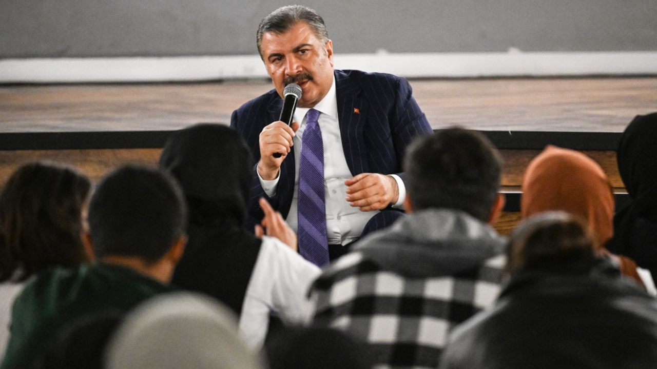 Sağlık Bakanı Fahrettin Koca Üsküdar'da gençlerle buluştu