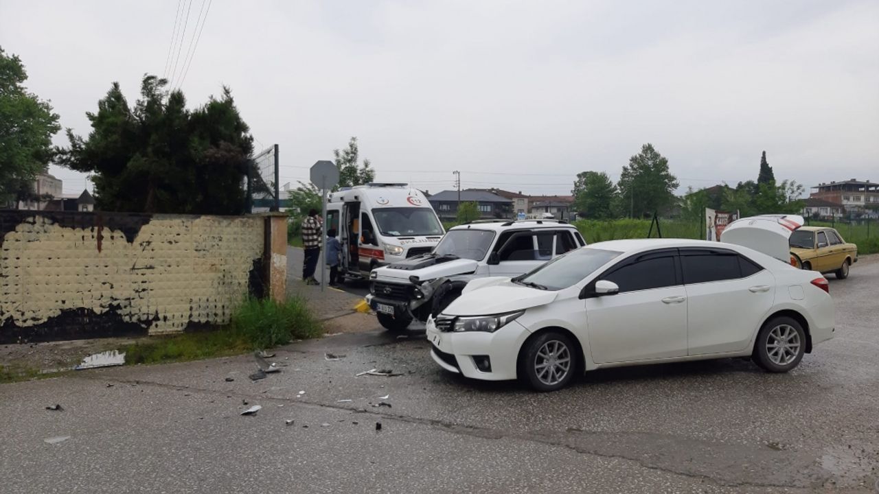 Sakarya'da cip ile otomobilin çarpıştığı kazada 2 kişi yaralandı