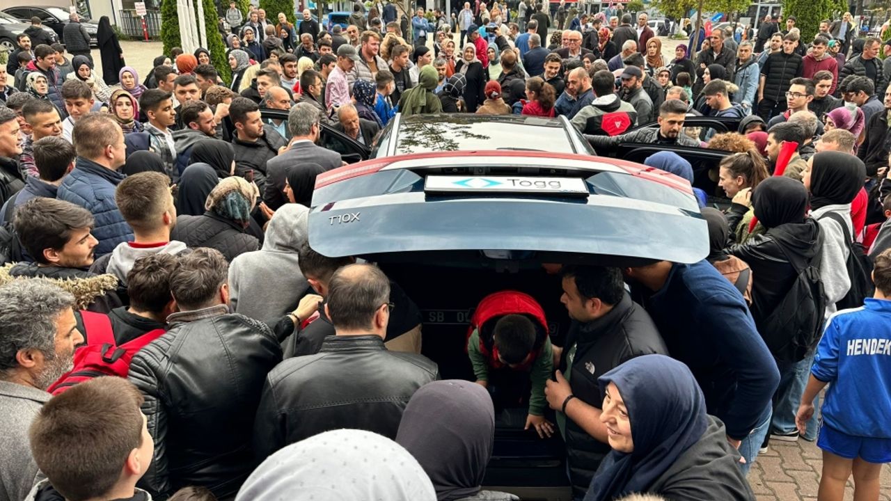 Türkiye'nin otomobili Togg, Hendek'te tanıtıldı