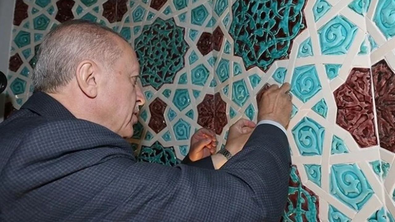 Cumhurbaşkanı Erdoğan, Barbaros Hayrettin Paşa Camisi'nin mihrabına son çiniyi yerleştirdi