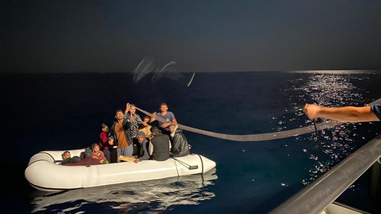 Kuzey Ege'de Yunanistan unsurlarınca geri itilen 16 düzensiz göçmen kurtarıldı