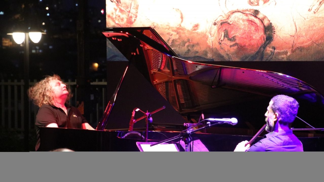 Piyanist Tuluyhan Uğurlu Kocaeli'de konser verdi