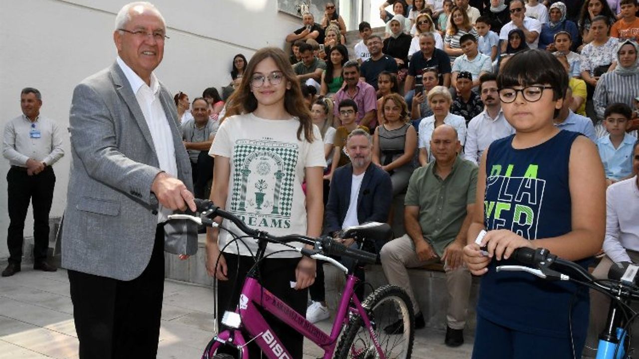 İzmir Karabağlar'da başarılı öğrencilere bisiklet