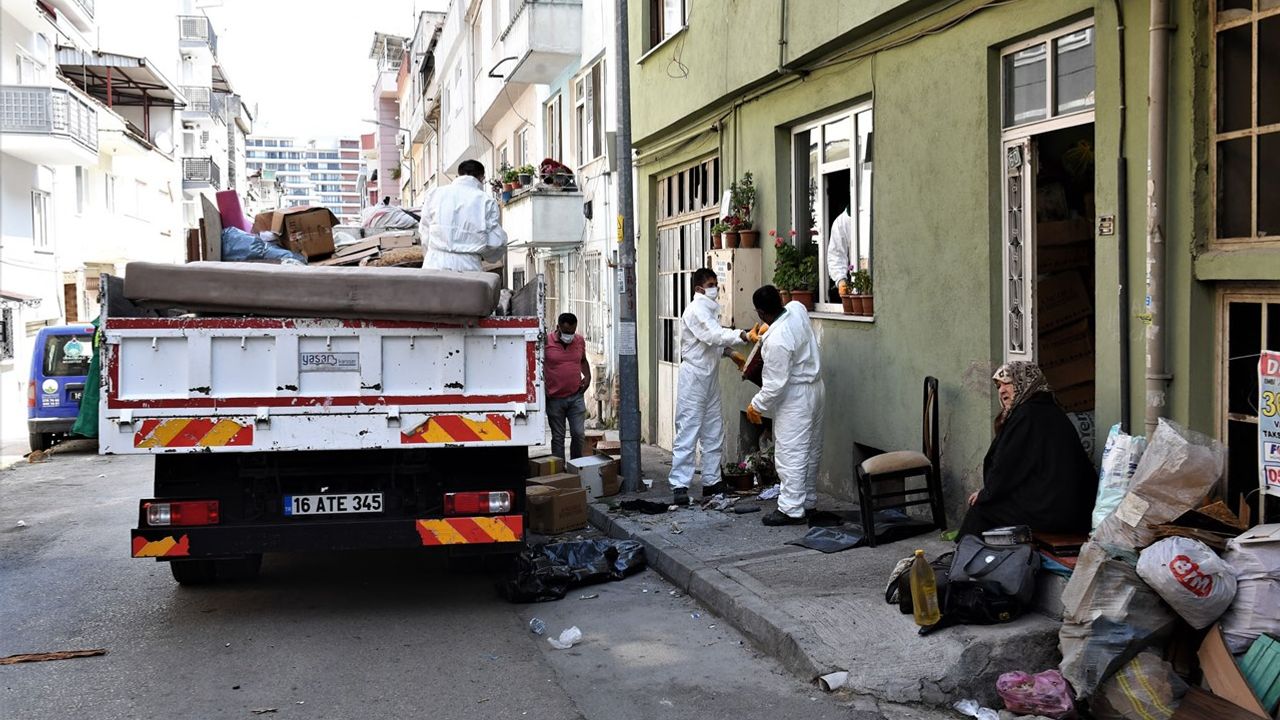 Osmangazi'de Çöp evden 2 kamyon eşya çıktı