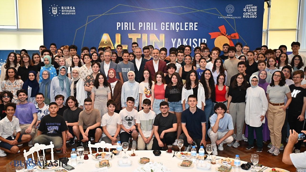 Bursa'da YKS ve LGS'de İlk 1000'e Giren 180 Öğrenci Ödüllendirildi