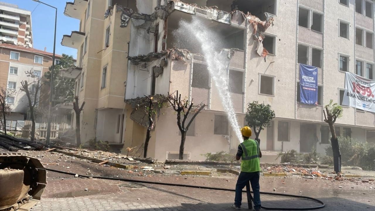 Avcılar'da riskli olduğu tespit edilen 6 katlı binanın yıkımı gerçekleştirildi