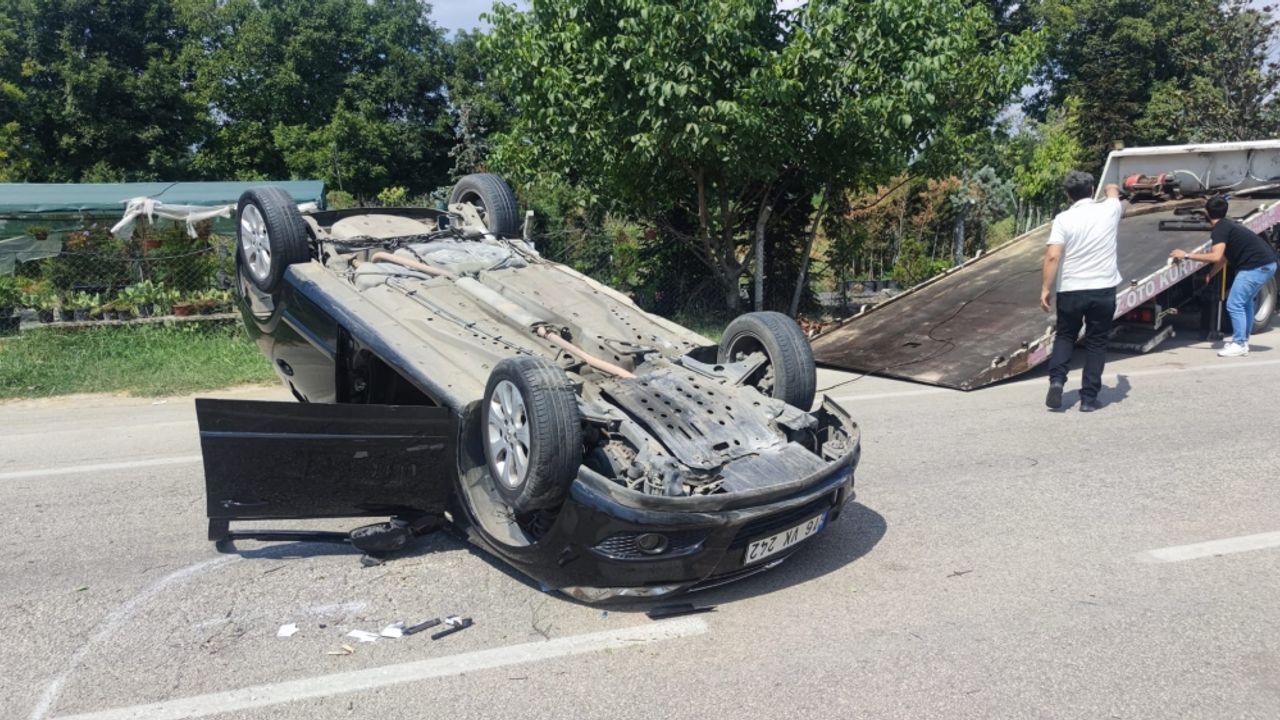 Bursa’da takla atarak karşı şeride geçen otomobil 1’i çocuk 3 kişi yaralandı
