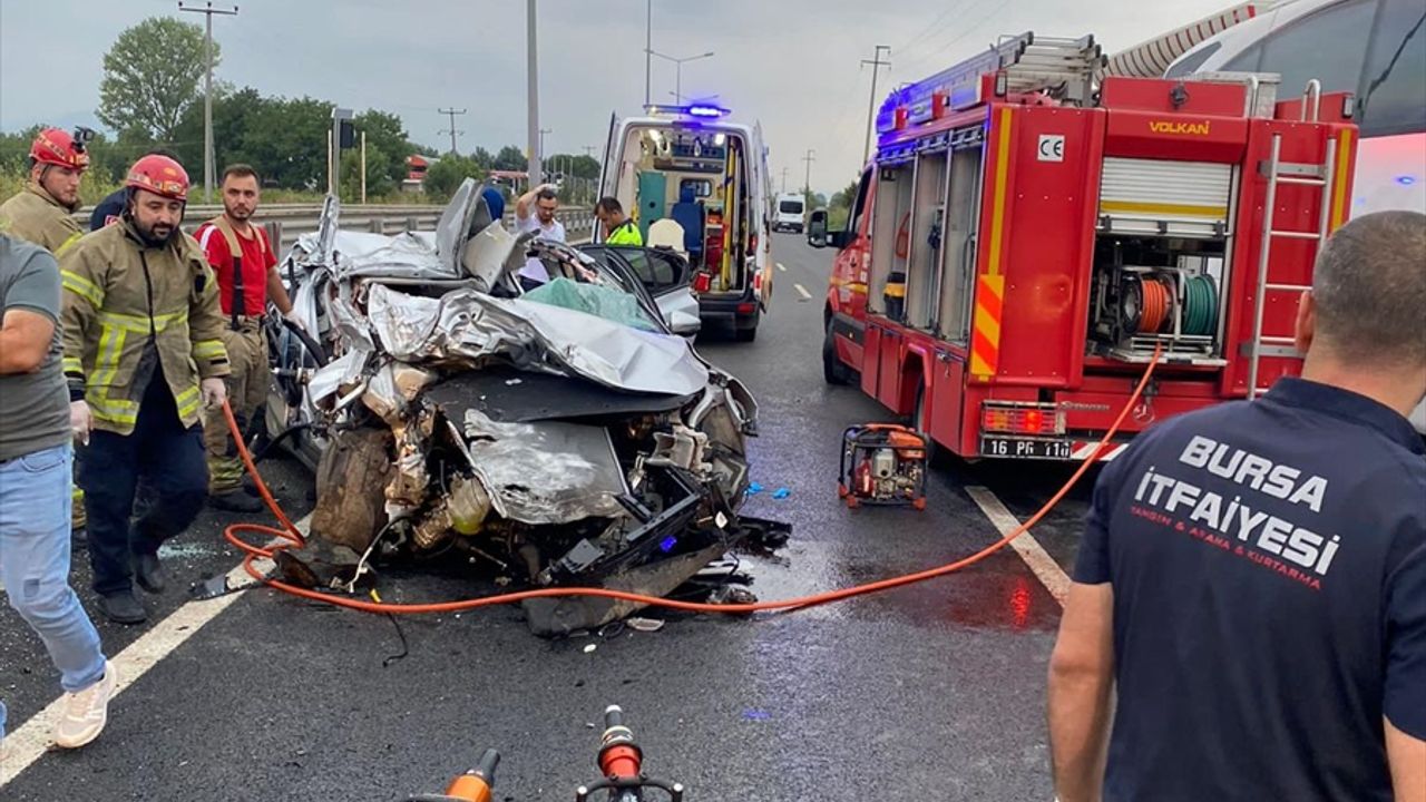 Bursa'da tıra arkadan çarpan otomobildeki 1 kişi öldü, 3 kişi yaralandı