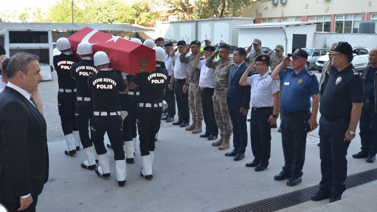 Edirne'deki kazada hayatını kaybeden kadın polis memuru, Balıkesir'de son yolculuğuna uğurlandı