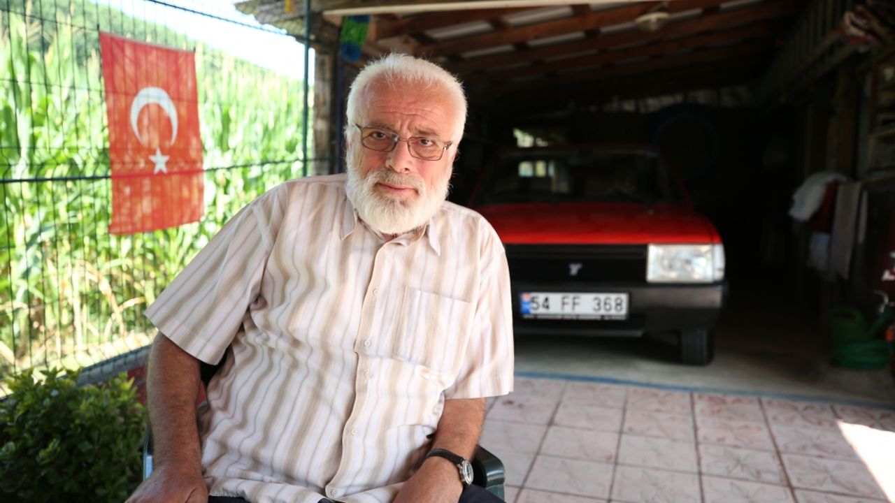 Emekli öğretmen 30 yıl önce aldığı arabasını özenle kullanıyor