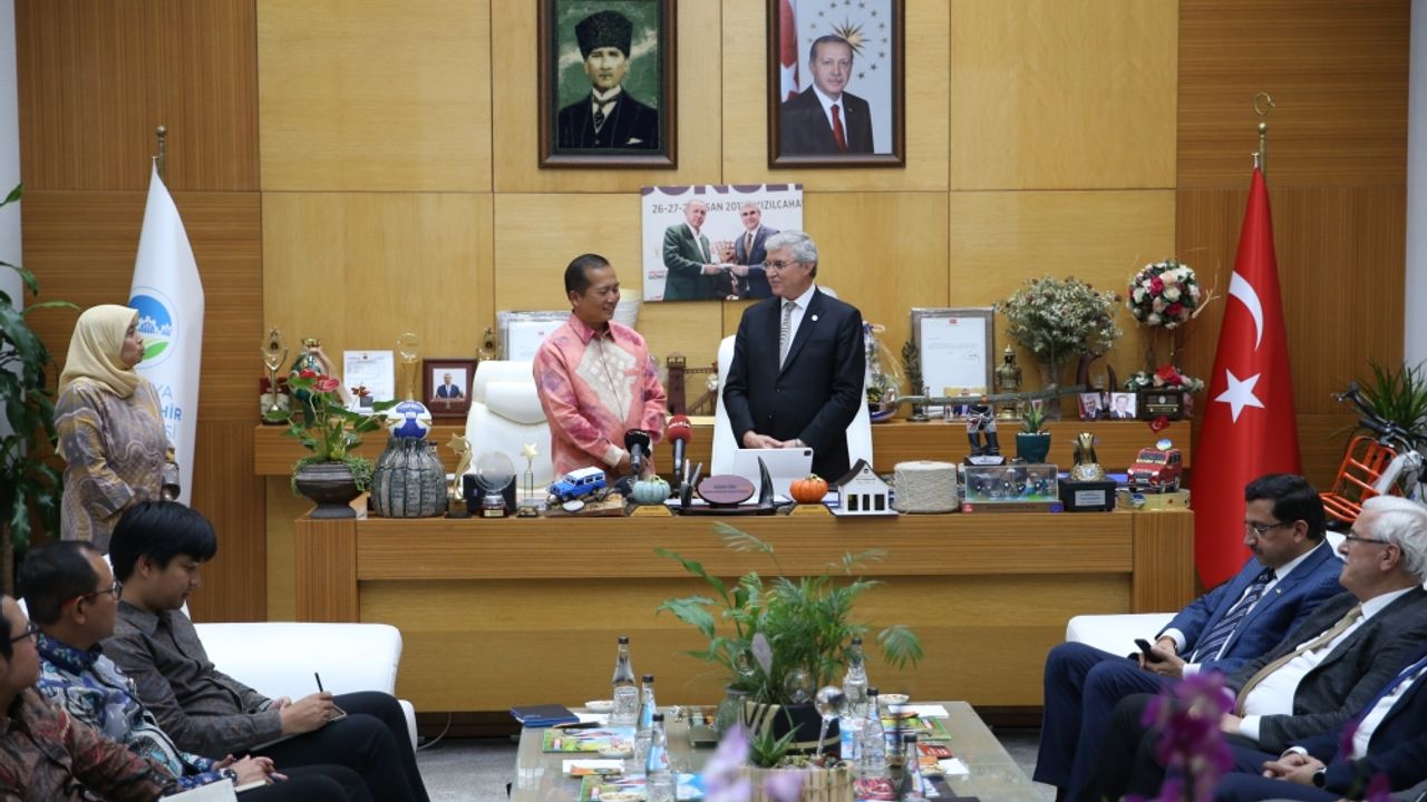 Endonezya'nın Ankara Büyükelçisi İkbal'den Sakarya Büyükşehir Belediye Başkanı Yüce'ye ziyaret