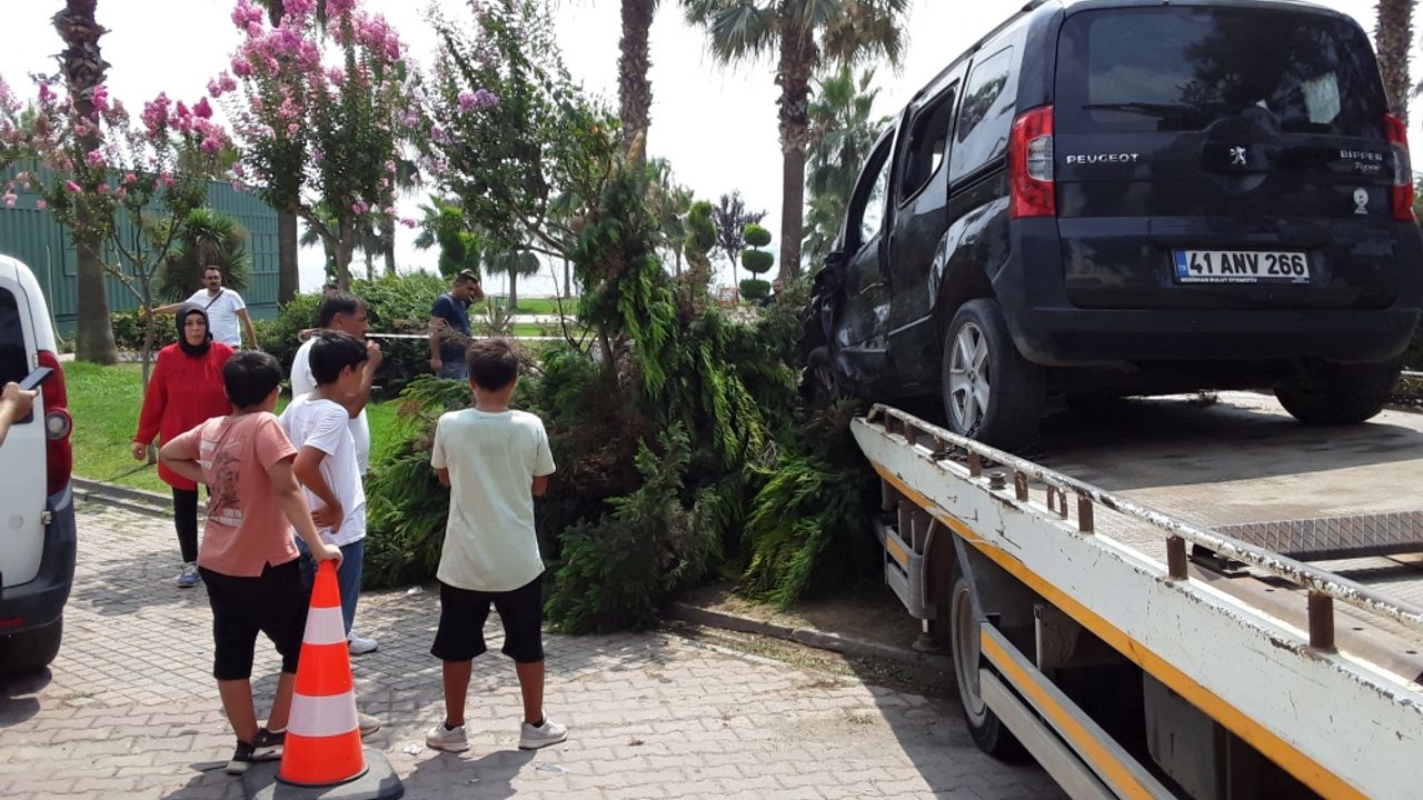 Kocaeli'de ağaca çarpan hafif ticari aracın sürücüsü yaralandı