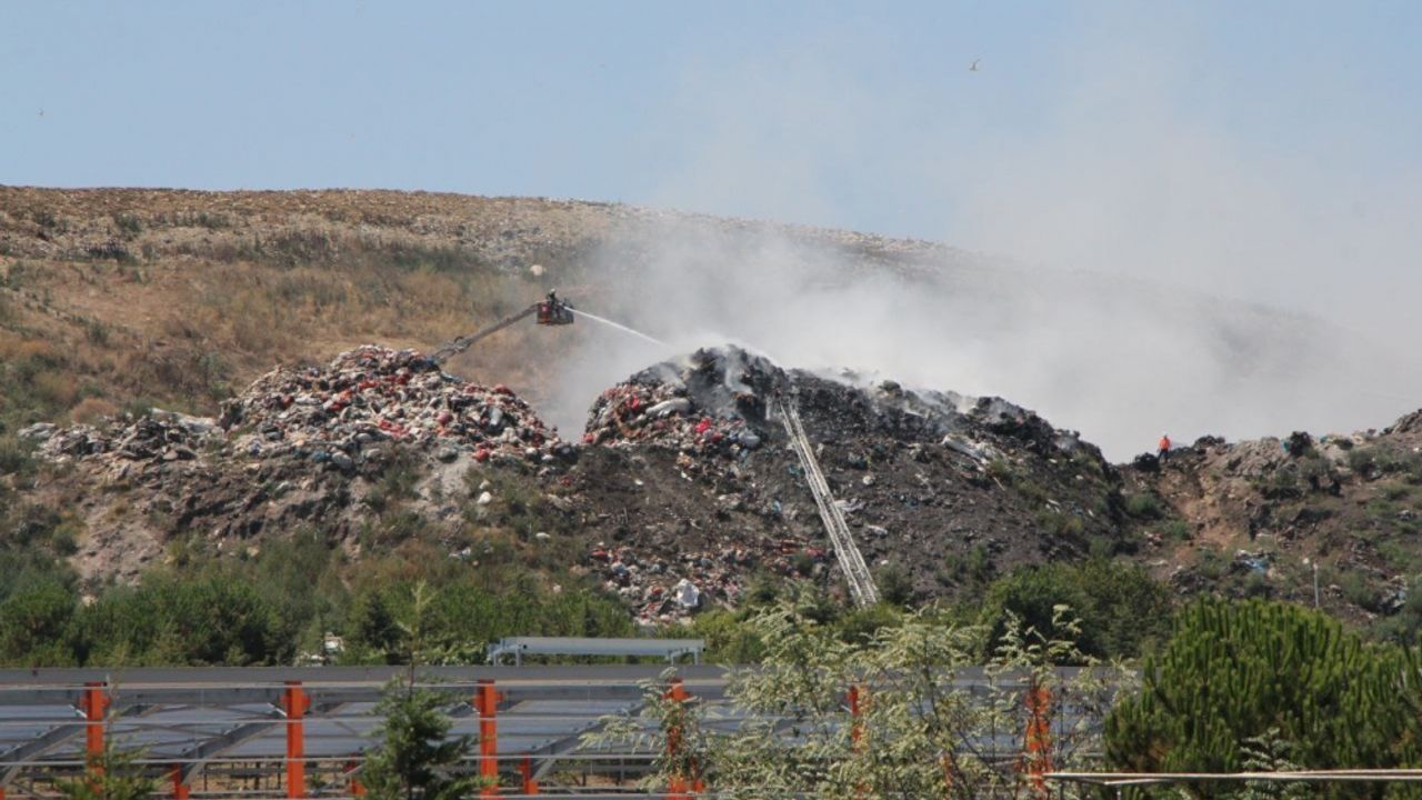 Kocaeli'de atık depolama sahasında çıkan yangın söndürüldü