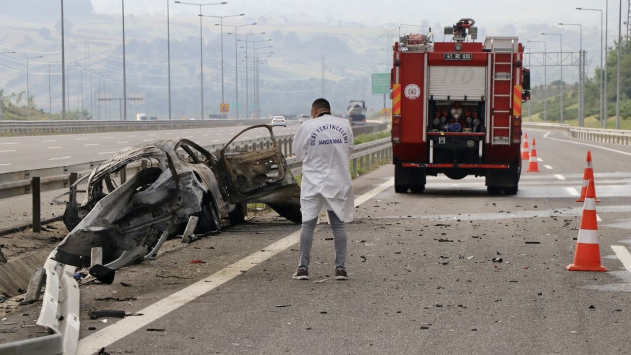 Kocaeli'de bariyere saplanan otomobildeki 2 kişi öldü, 1 kişi yaralandı