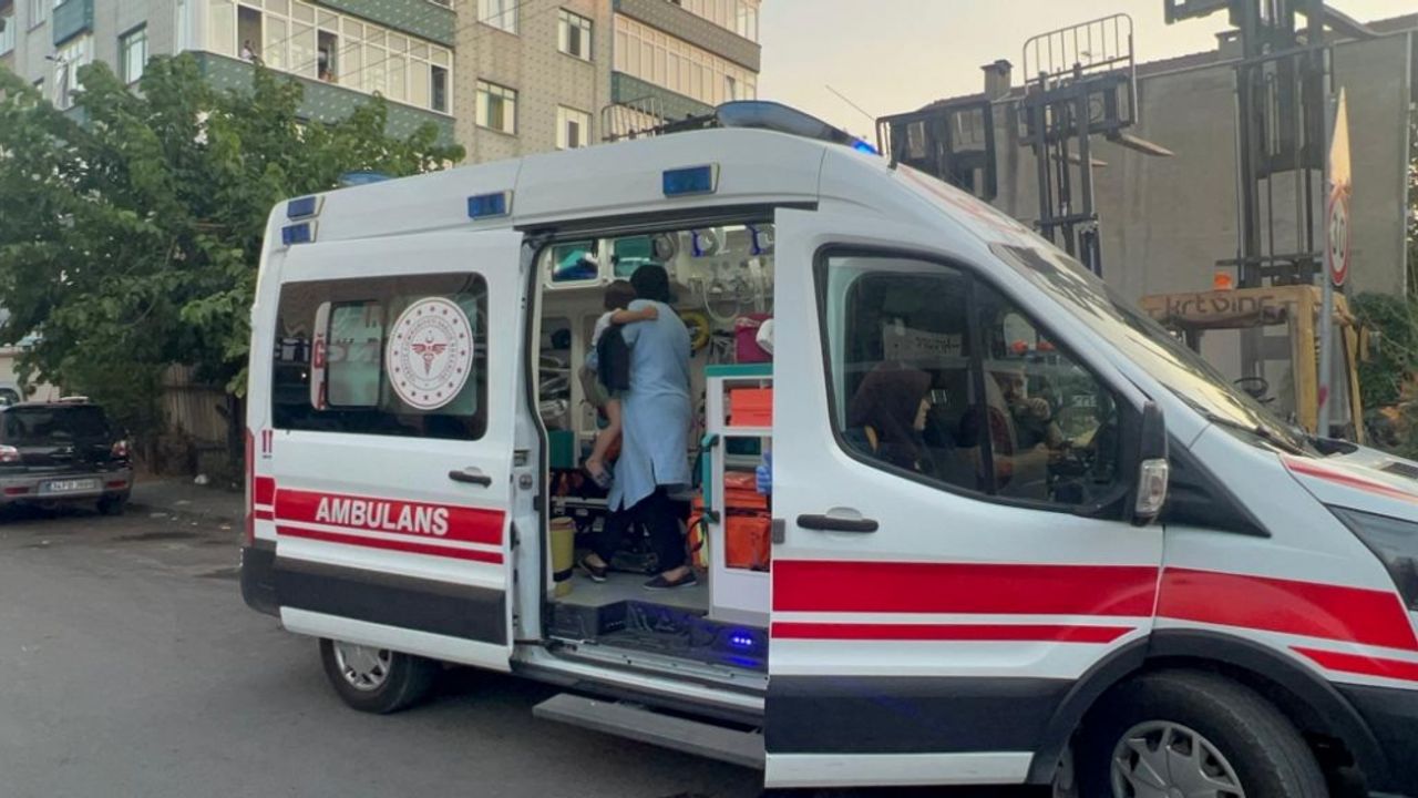 Kocaeli'de kaza yapan otomobildeki çocuk yaralandı