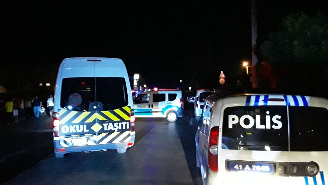 Kocaeli'de kovalamaca sonucu durdurulan araçtan açılan ateşle 1 polis yaralandı