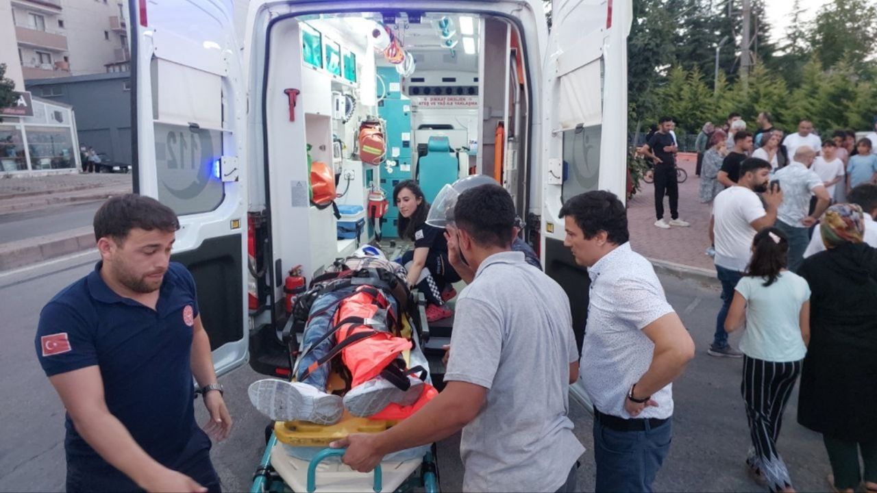 Kocaeli'de otomobille çarpışan motosikletteki 2 kişi yaralandı
