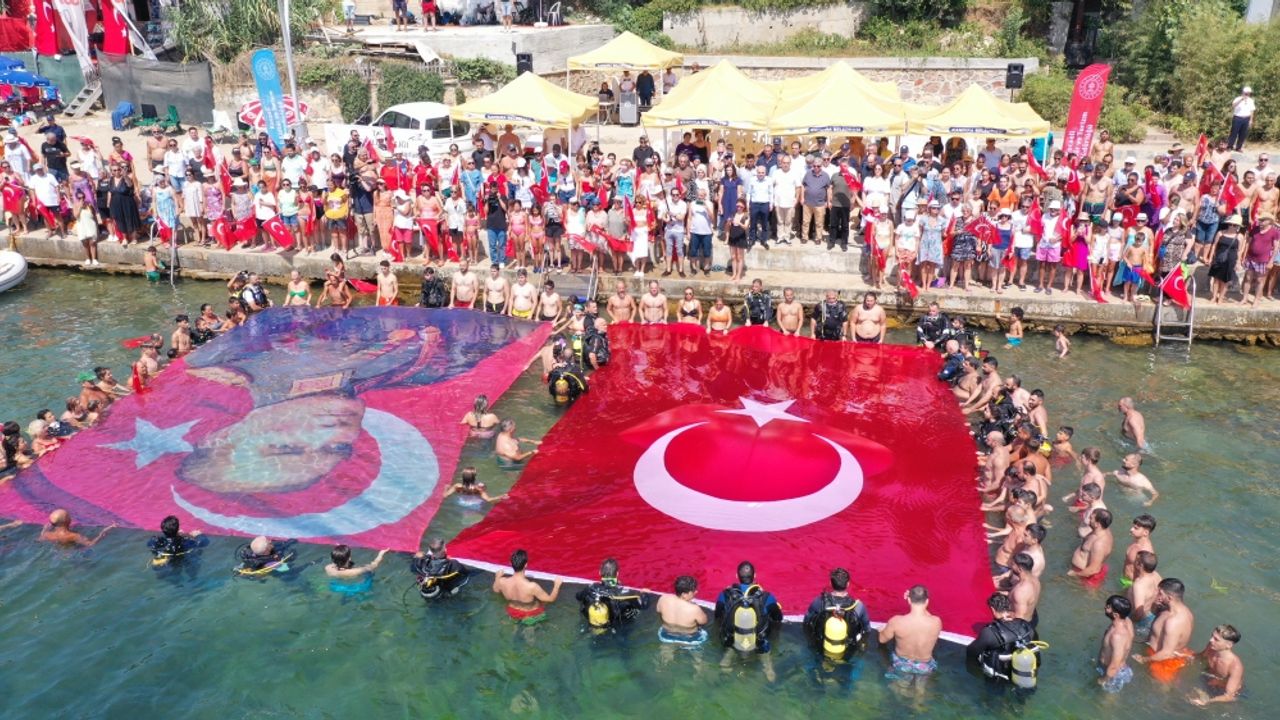 Kocaeli'de Türk bayrağı ve Atatürk posteriyle "zafer dalışı" yapıldı