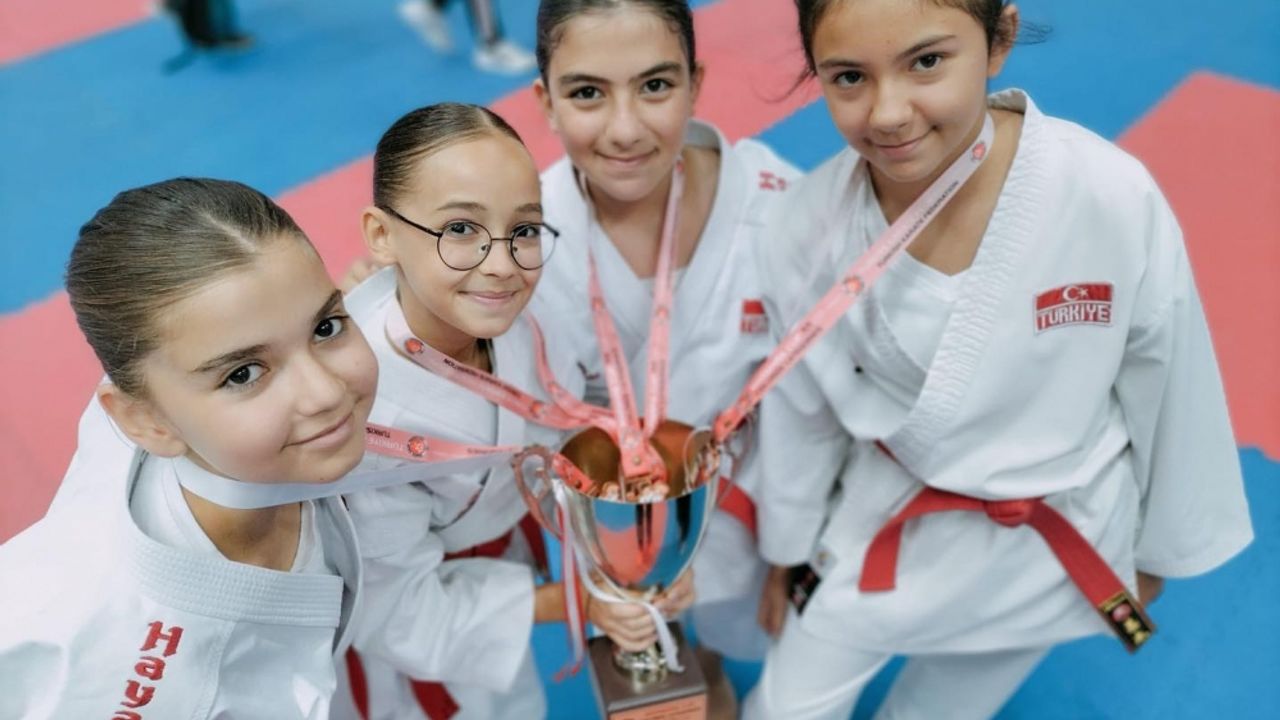 Osmaneli'nin karateci kızları İstanbul'daki turnuvadan 3'üncülük kupasıyla döndü
