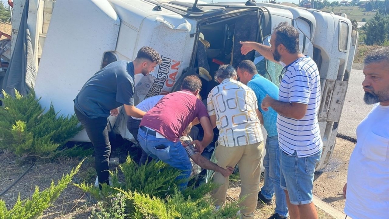 Yalova'da devrilen hurda yüklü tırda sıkışan sürücüyü vatandaşlar kurtardı