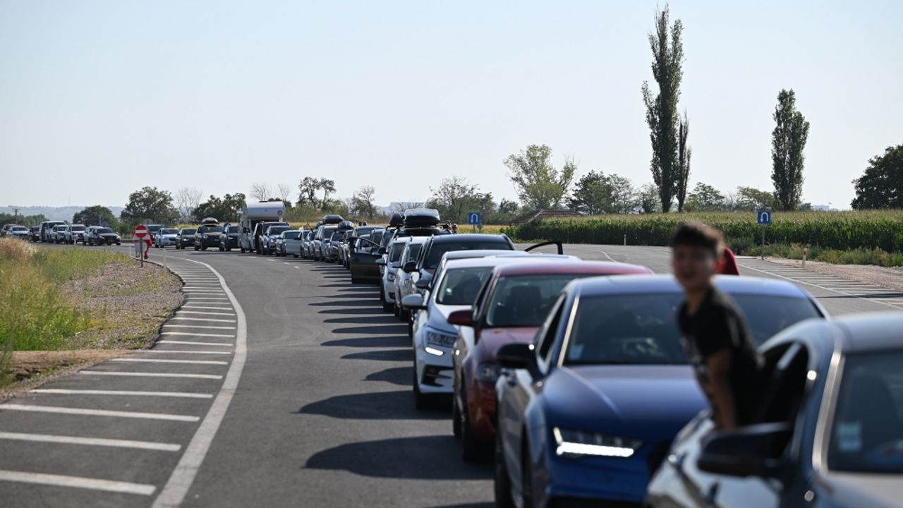 Yunanistan'daki yangınlar nedeniyle dün trafiğe kapatılan İpsala Sınır Kapısı'nda geçişler kontrollü başladı