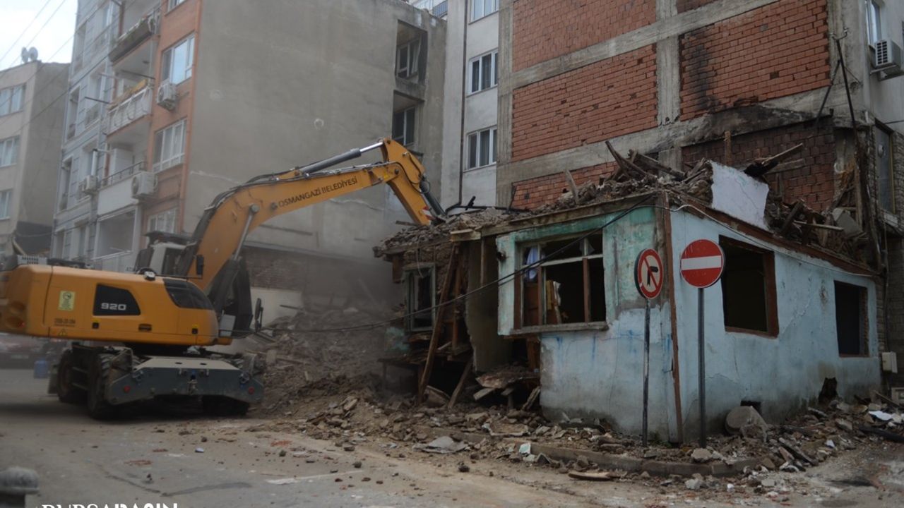 Osmangazi'de Tehlike arz eden metruk bina yıkıldı