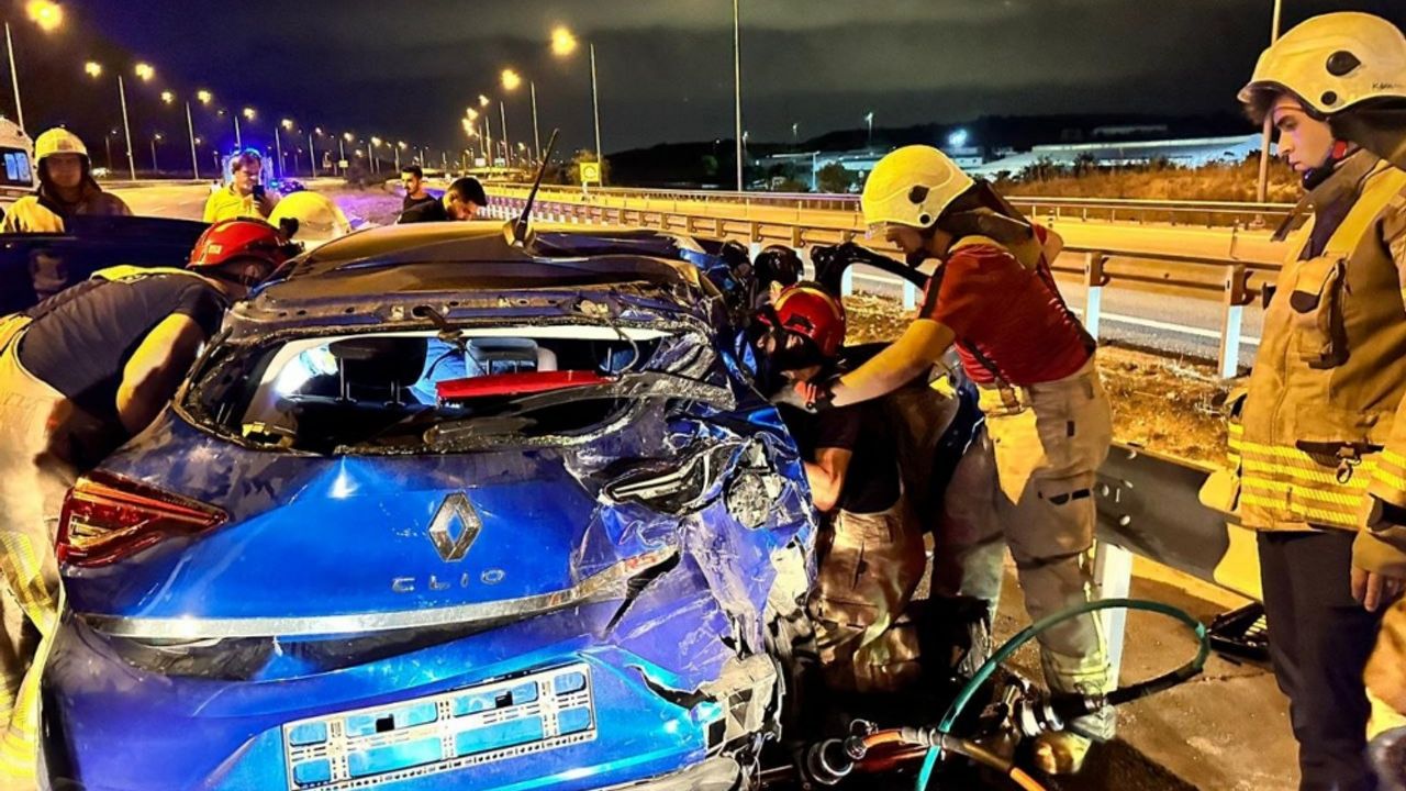 Arnavutköy'de otomobil ile tırın çarpışması sonucu 4 kişi yaralandı