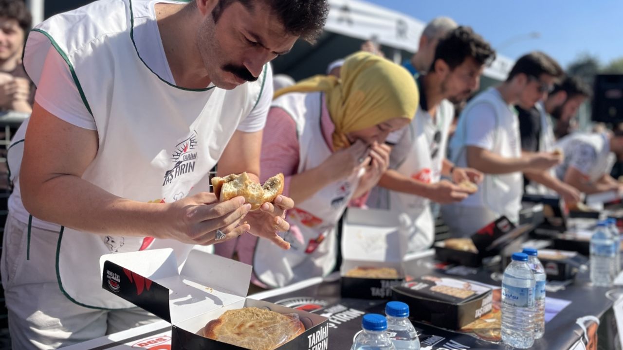 Bursa Gastronomi Festivali'nde "tahanlı pide" yeme yarışması düzenlendi