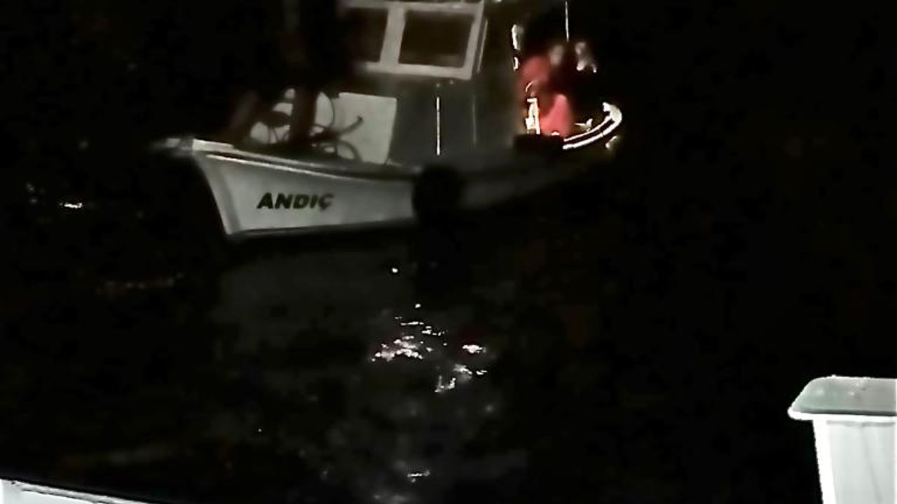 Çanakkale Boğazı'nda arızalanan tekne balıkçı barınağına yanaştırıldı