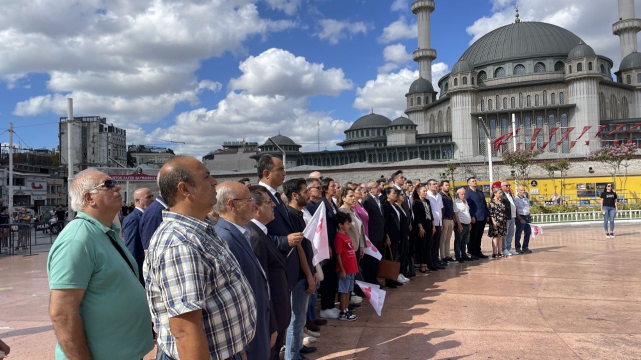 CHP'den Taksim Cumhuriyet Anıtı'na 100. yıl çelengi