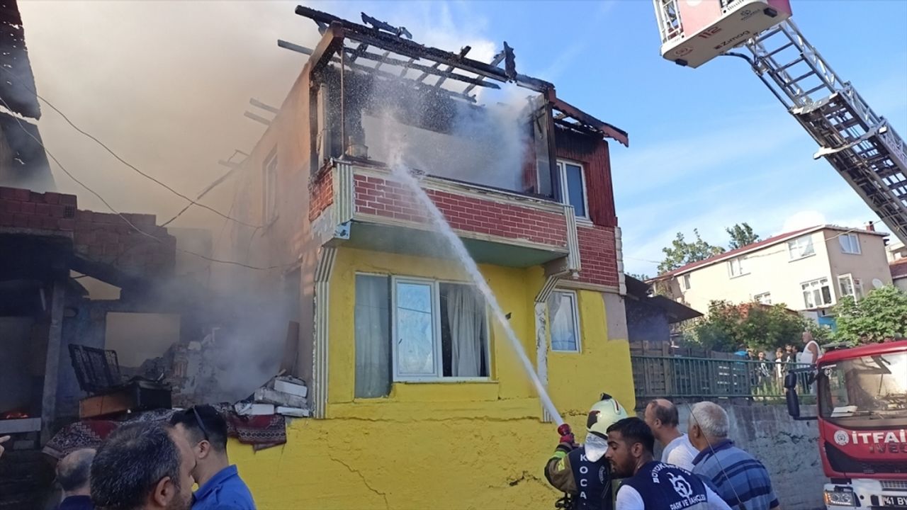 Kocaeli'de çıkan yangında 8 müstakil ev hasar gördü