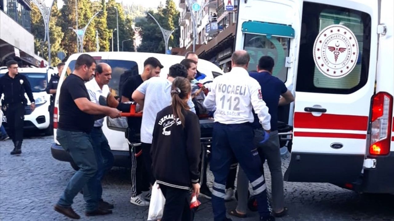 Kocaeli'de hafif ticari aracın çarptığı yaya yaralandı
