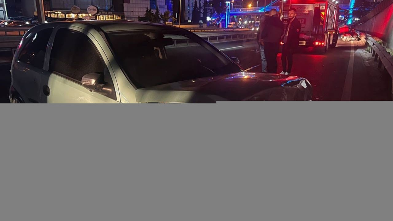 Kocaeli'de hafif ticari araçla çarpışan otomobilin sürücüsü yaralandı