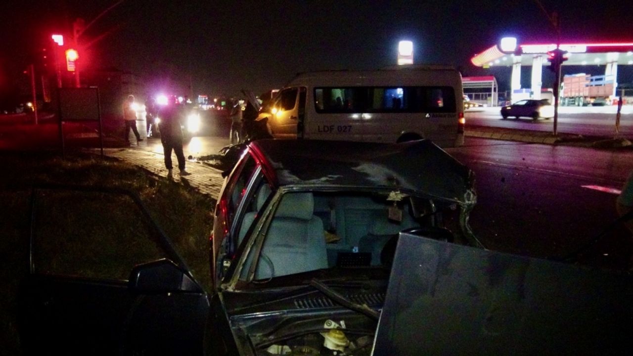 Kocaeli'de servis midibüsü ile otomobilin çarpıştığı kazada 6 kişi yaralandı