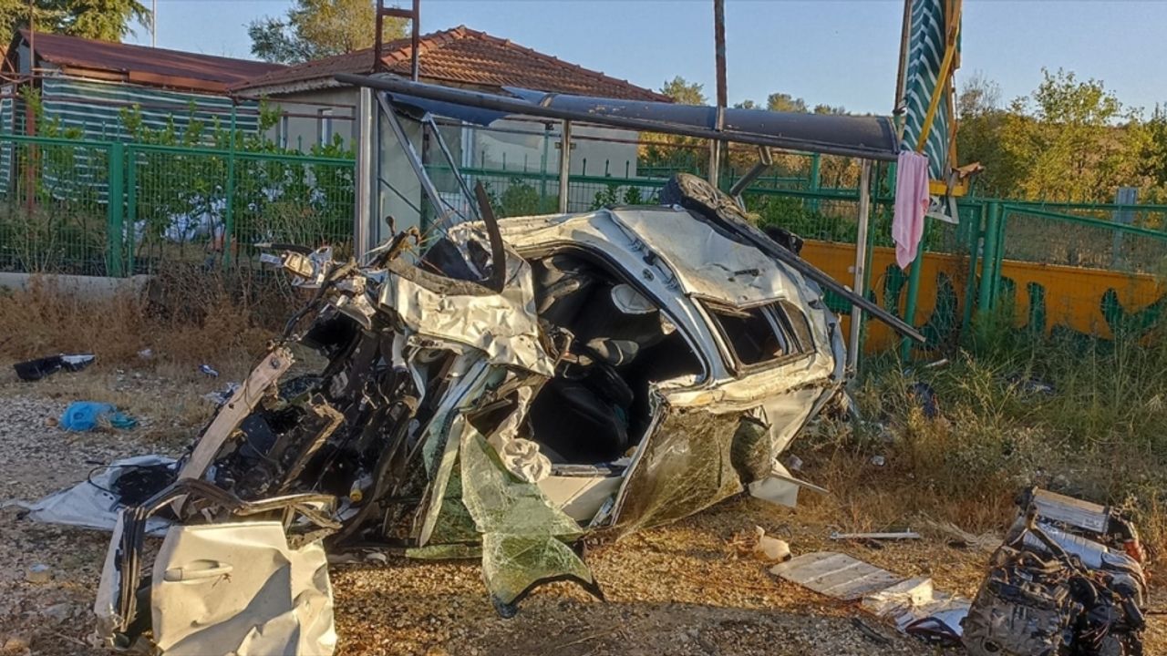 Tekirdağ'da otomobilin durağa çarptığı kazada 1 kişi öldü, 1 kişi ağır yaralandı