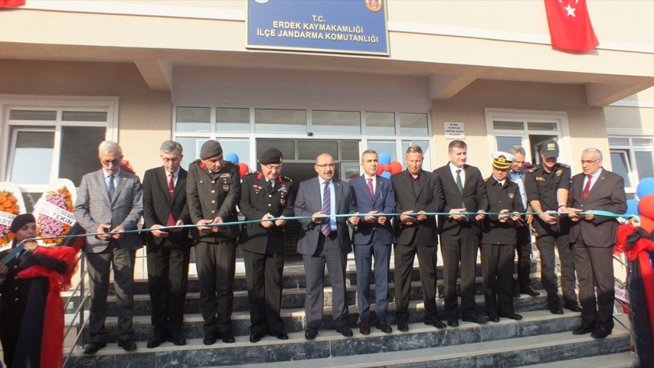Balıkesir Valisi Ustaoğlu, Gönen ve Erdek'te jandarma komutanlığı binalarının açılışına katıldı