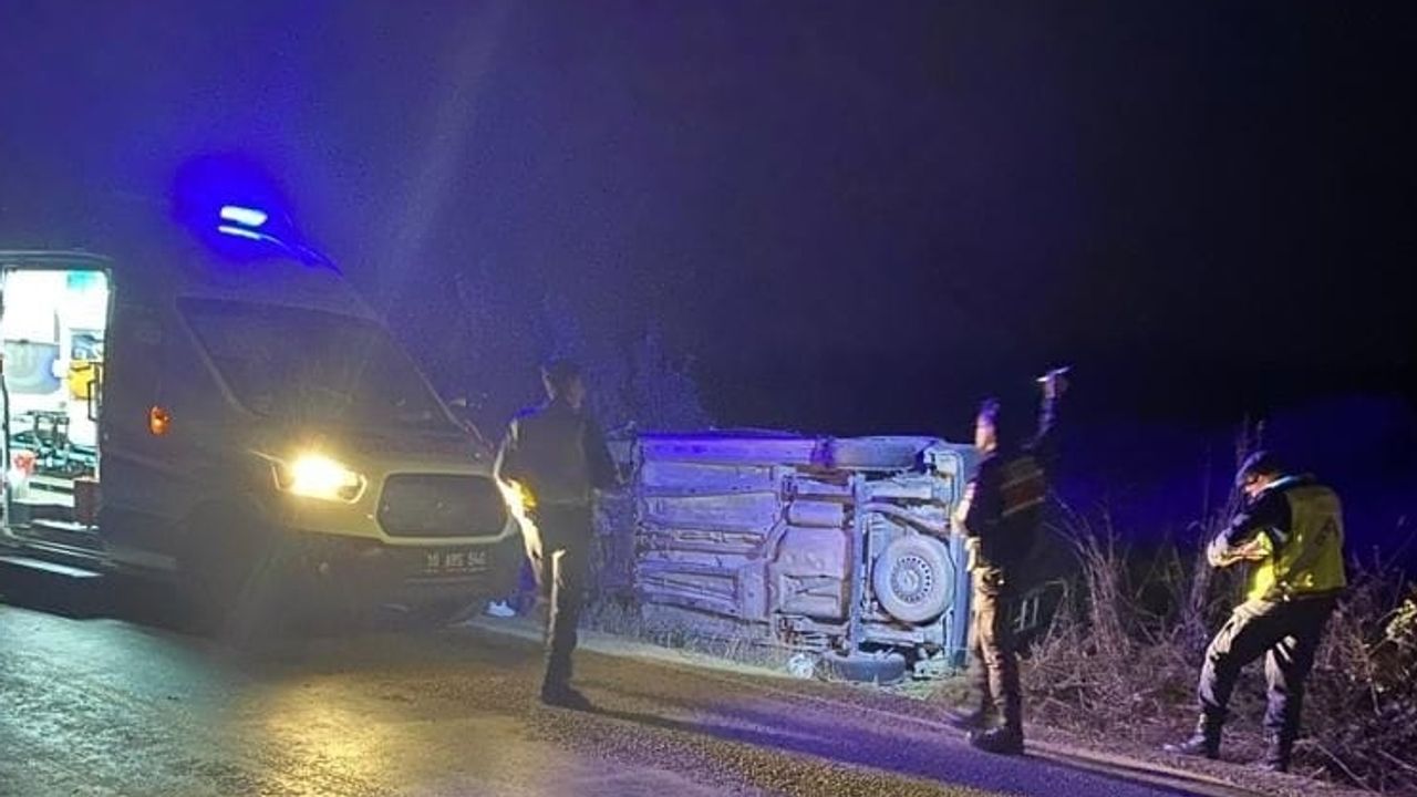Balıkesir'de kamyonetin traktöre çarpması sonucu 1 kişi öldü, 2 kişi yaralandı