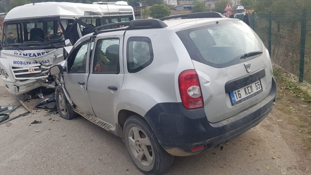 Bursa'da servis minibüsü ile otomobilin çarpıştığı kazada 11 kişi yaralandı