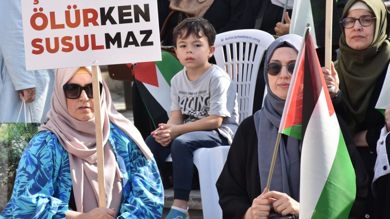 Bursalı kadınlar Filistin'e destek için çocuklarıyla oturma eyleminde