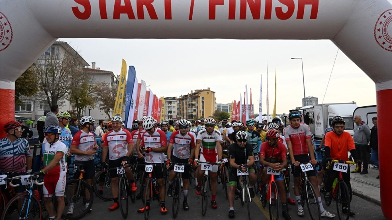 Edirne'de 14. Cumhuriyet Kupası Bisiklet Yol Yarışı düzenlendi