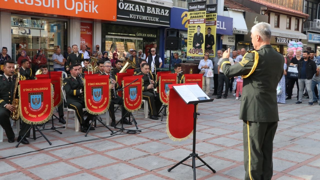 Edirne'de askeri bando Cumhuriyet'in 100. yılı etkinlikleri kapsamında konser verdi